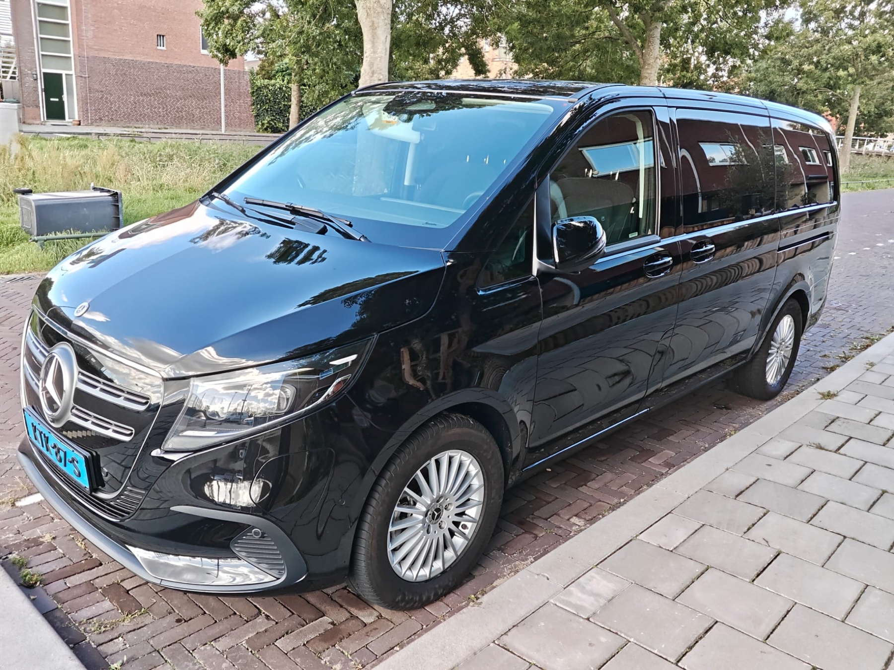 سيارة تاكسي مرسيدس بنز EQV سوداء تابعة لـ Leidschenveen 1 Taxi في لاهاي
